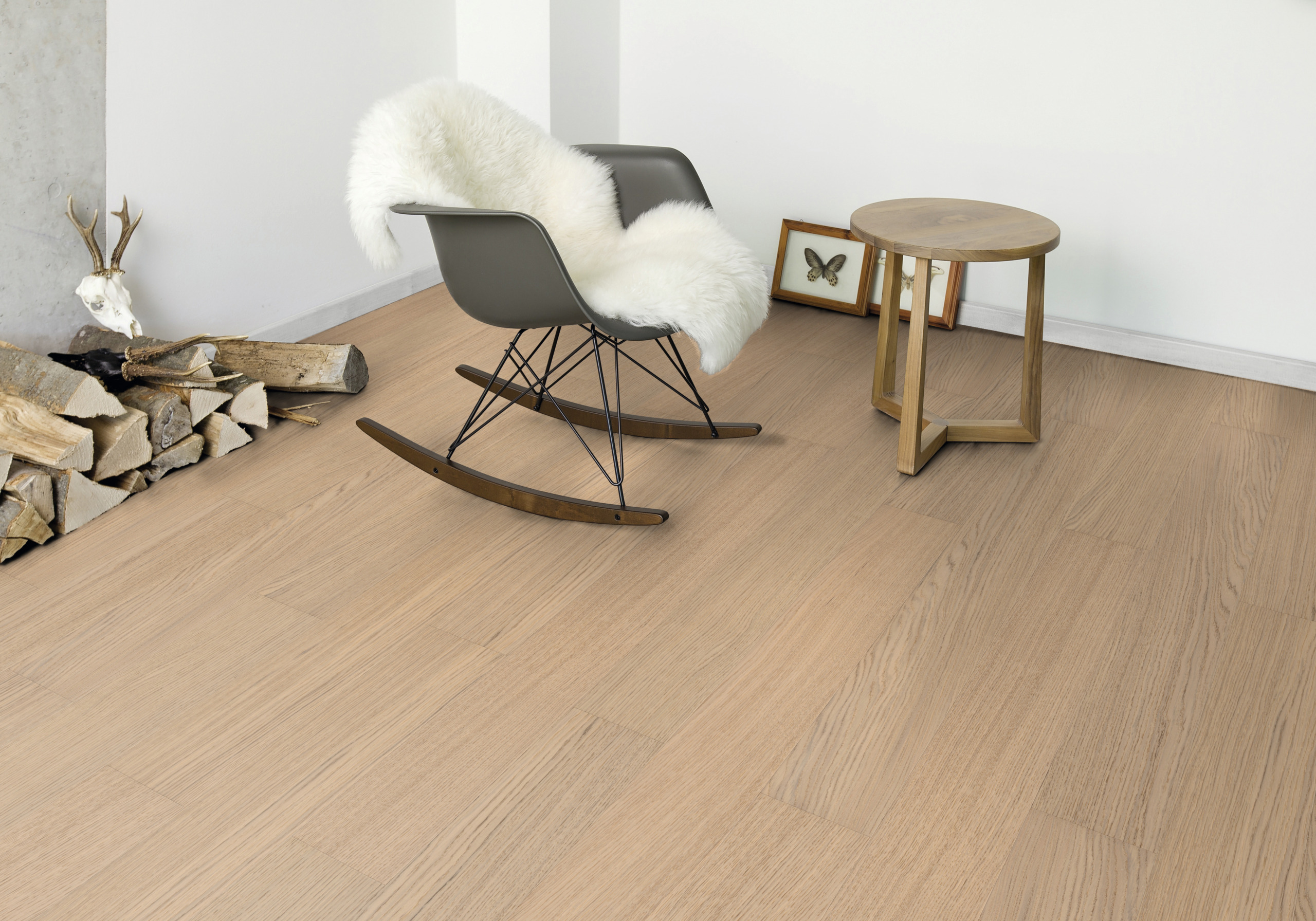 Hellbrauner Bodenbelag in Holzoptik mit einer Rocking Chair, Tisch und Wandgestaltung