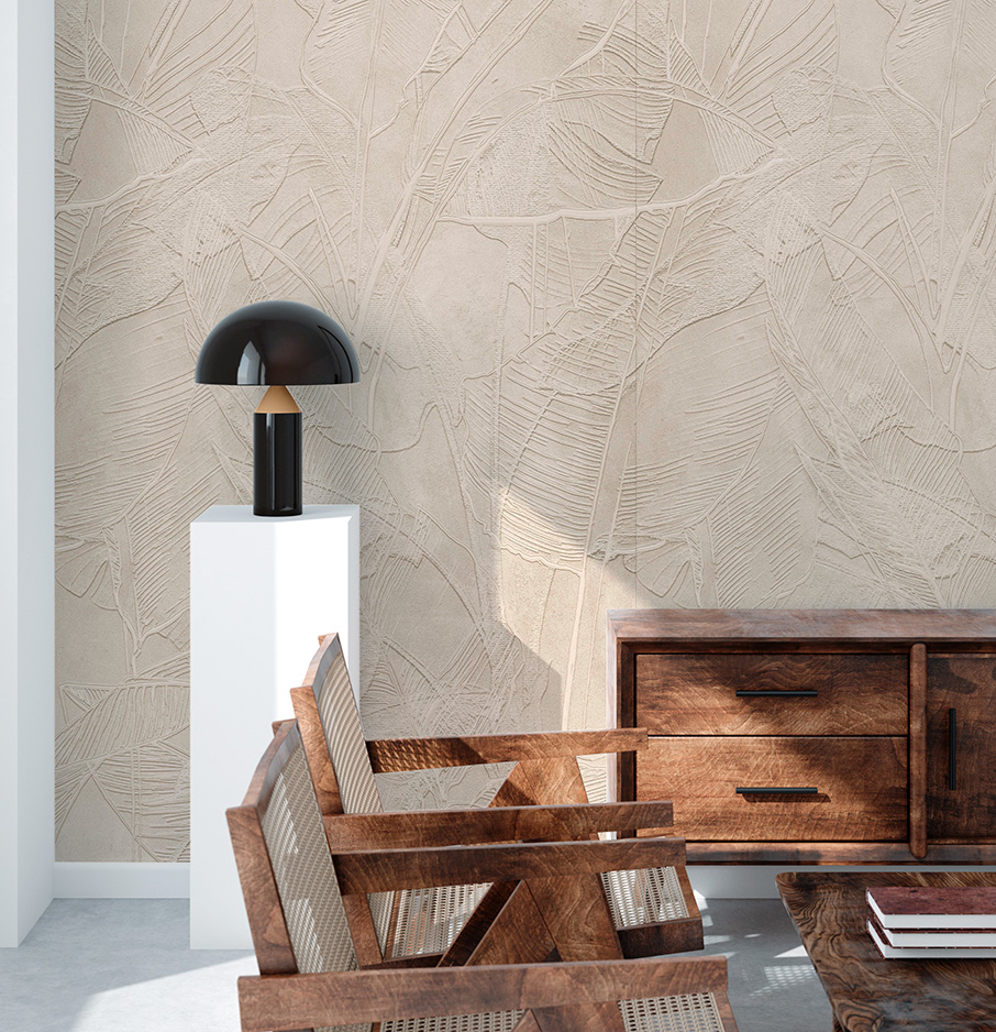 Raumgestaltung mit gemusterter Wand, Holzmöbeln und Korbstühlen. Heller Bodenbelag.