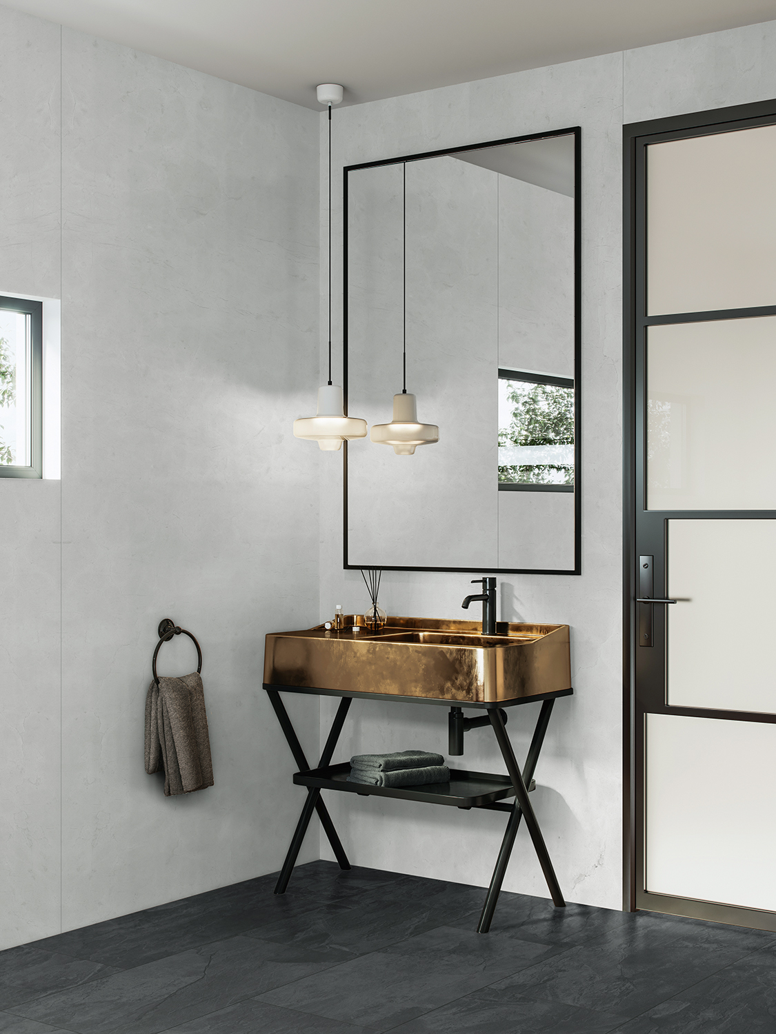 Moderne Raumgestaltung mit dunklem Bodenbelag und heller Wandgestaltung im Badezimmer, goldfarbenem Waschtisch und schwarzer Tür.