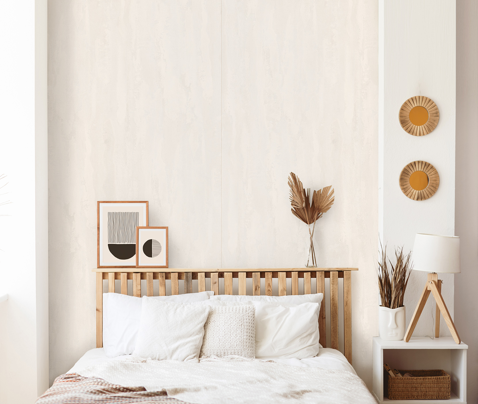 Schlafzimmer-Raumgestaltung mit hellem Wandabschluss in Steinoptik, Holz-Kopfteil und Dekoration.