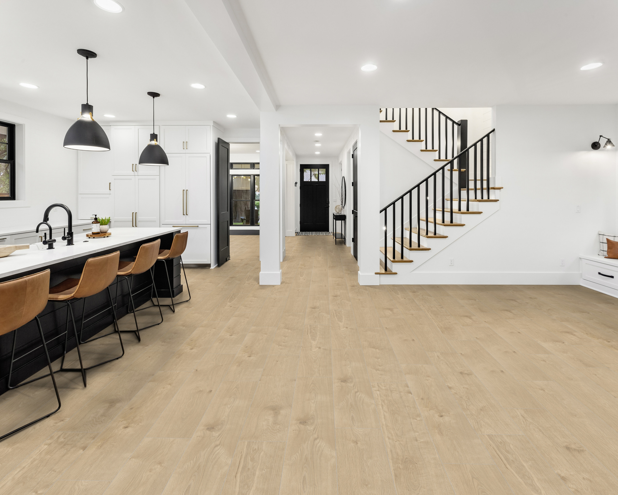 Helles Holzoptik Bodenbelag in einem modernen Raum mit Küche, Treppe und Flur. Geräumige Interieur Raumgestaltung.