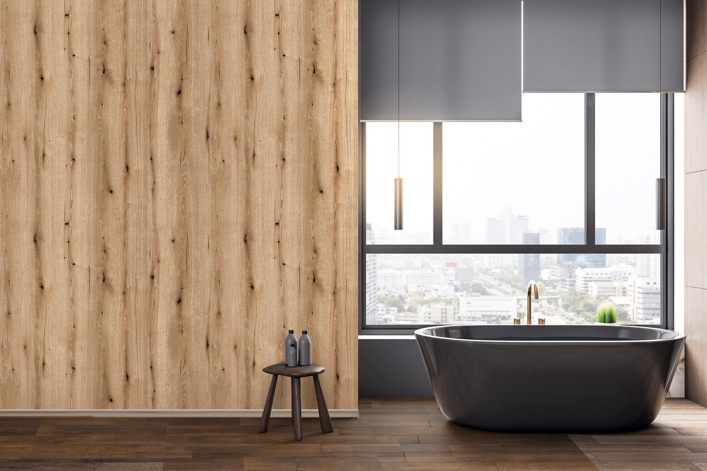Holzoptik Wandverkleidung mit vertikaler Maserung und Astlöchern in einem Badezimmer mit Holzboden und freistehender Badewanne.