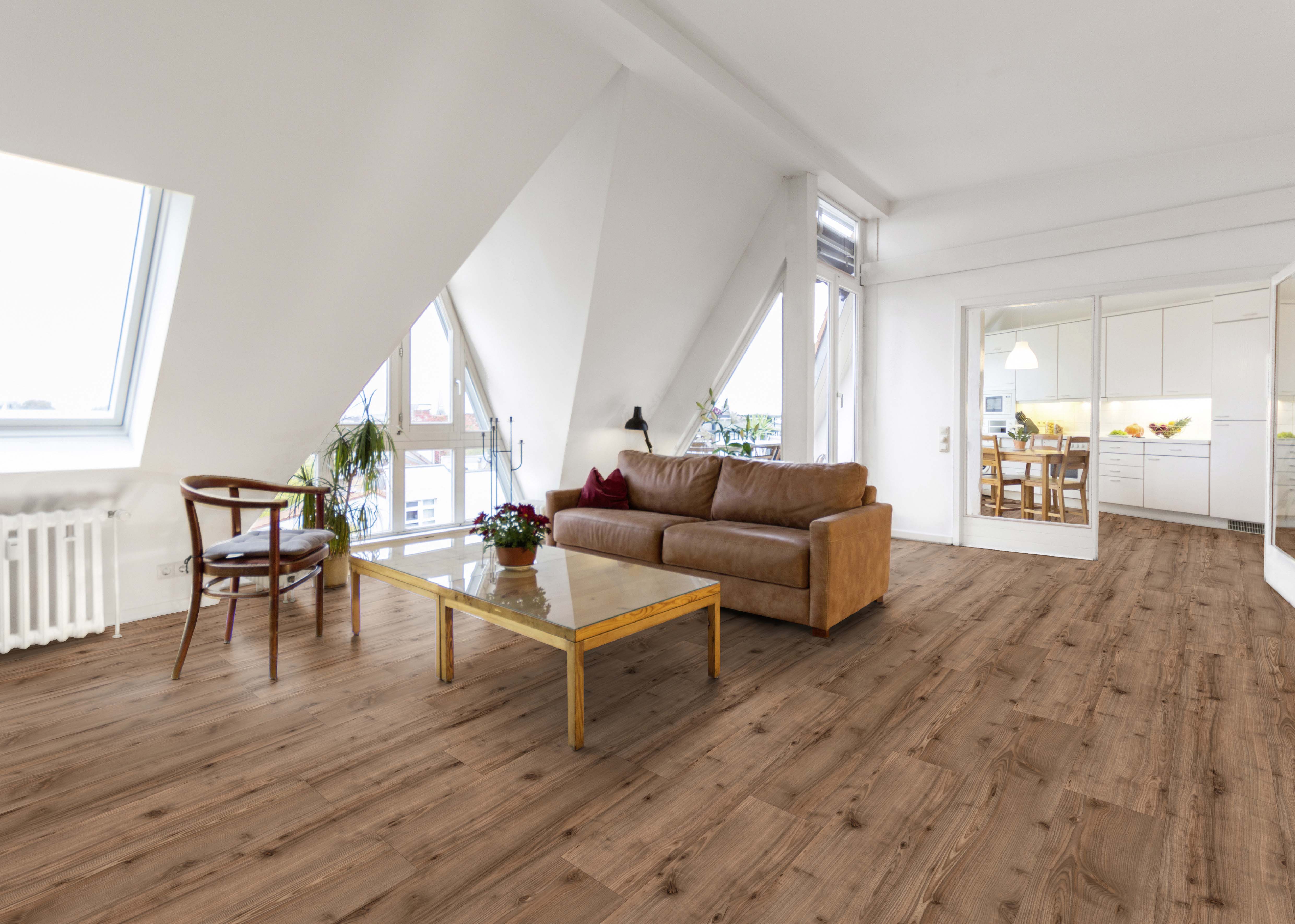 Moderne Raumgestaltung mit braunem Bodenbelag in Holzoptik, Leder-Sofa und offener Küche. Stilvolles Interieur.