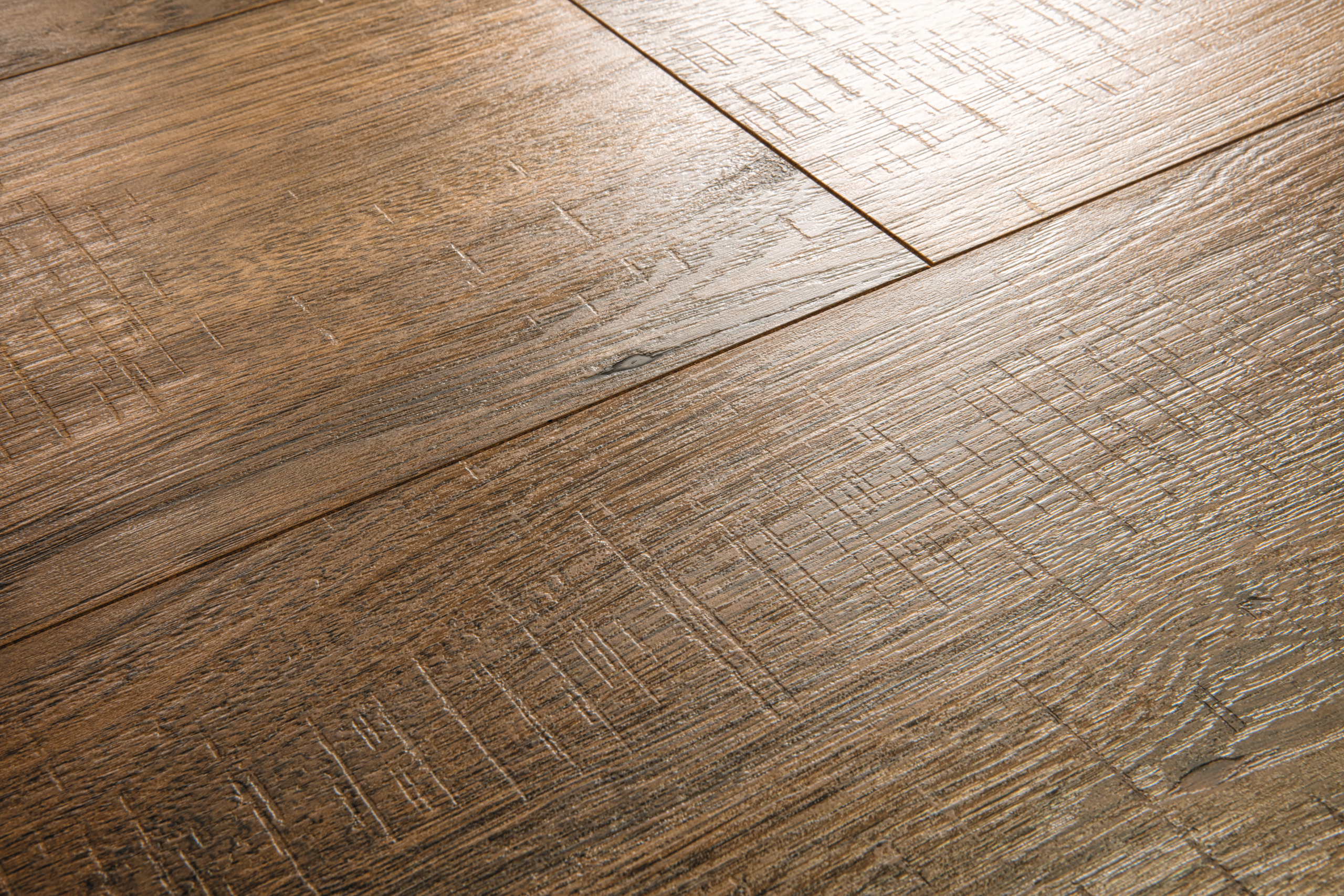 Detailaufnahme eines gealterten Holzoptik-Bodenbelags mit deutlicher Struktur und Faserung.