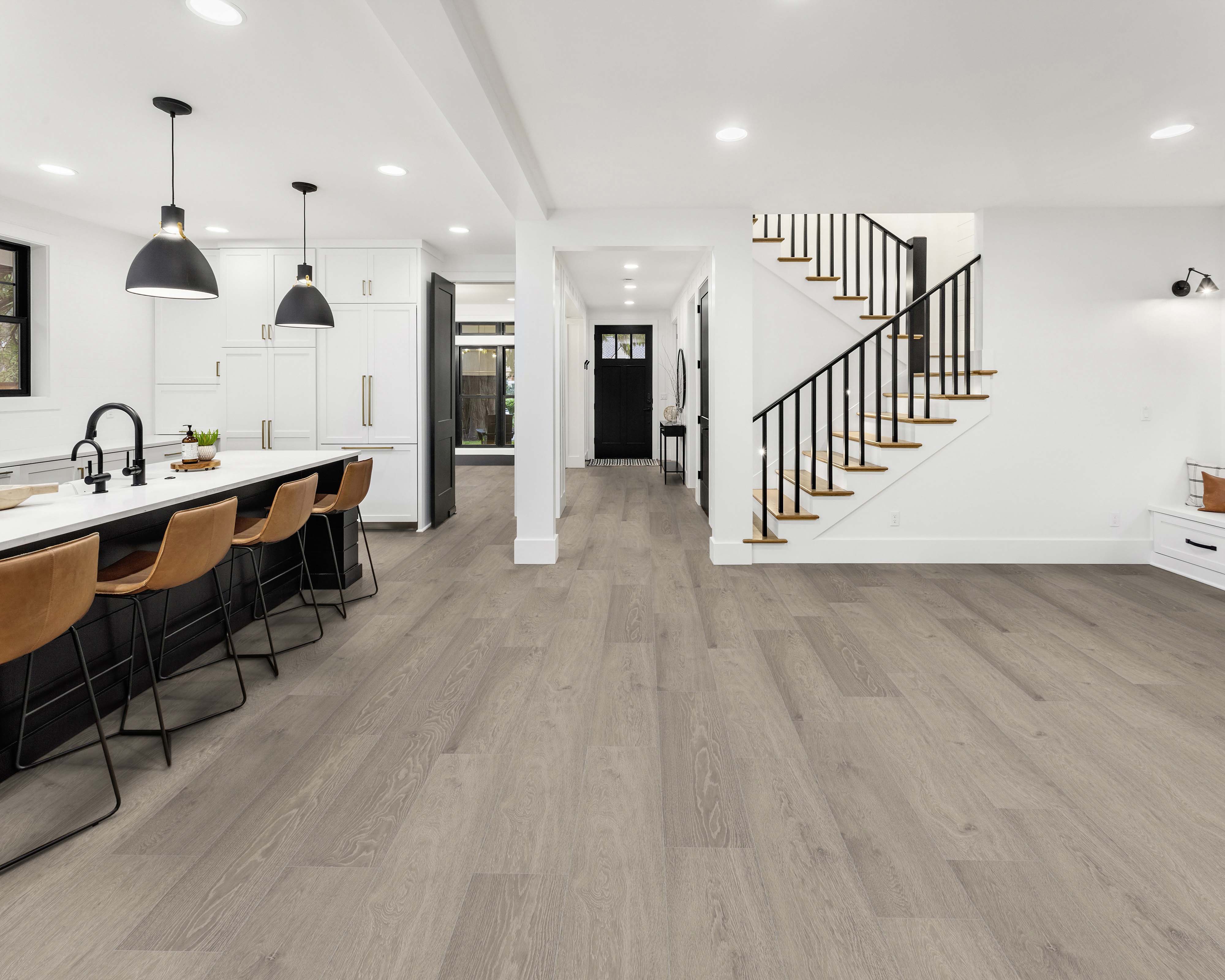 Hellgrauer Bodenbelag mit Holzoptik in einem modernen Raum mit Treppe, Küche und Flur, der eine vollständige Raumgestaltung zeigt.