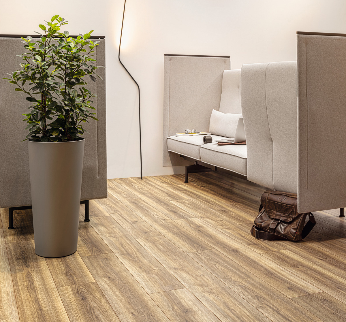 Moderne Raumgestaltung mit Holzbodenoptik, Sitznischen und Akzentwand in neutralen Tönen für ein stilvolles Interieur.