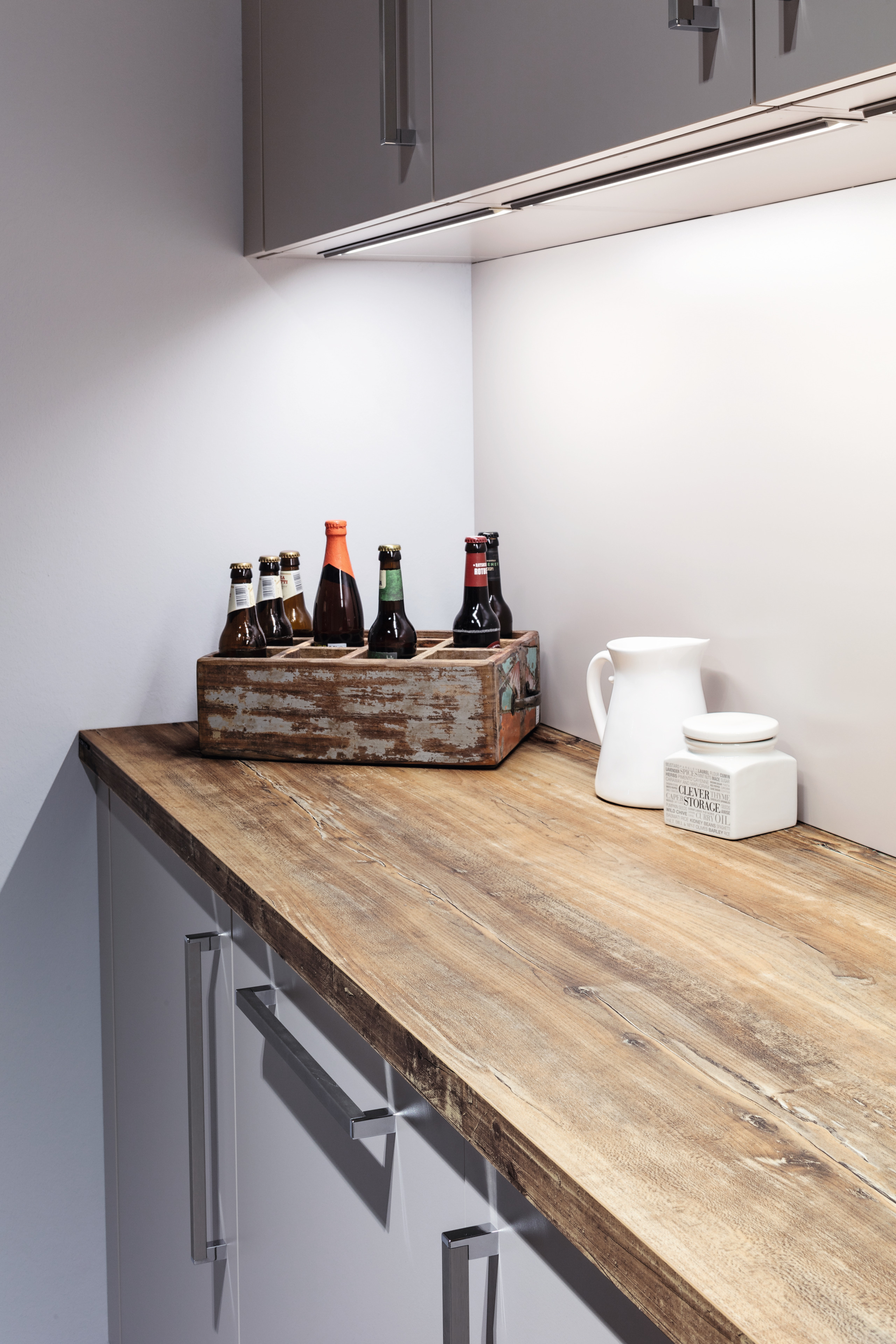 Küche, Holzarbeitsplatte, Bierflaschen, Getränke-Set, Rustikales Holz