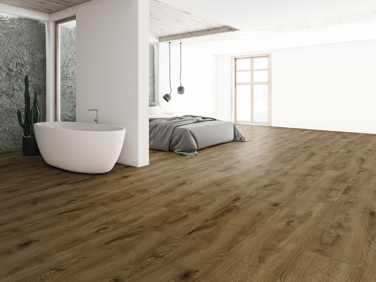 Stilvolle Raumgestaltung mit Holzoptik-Bodenbelag, Akzentwand und freistehender Badewanne.